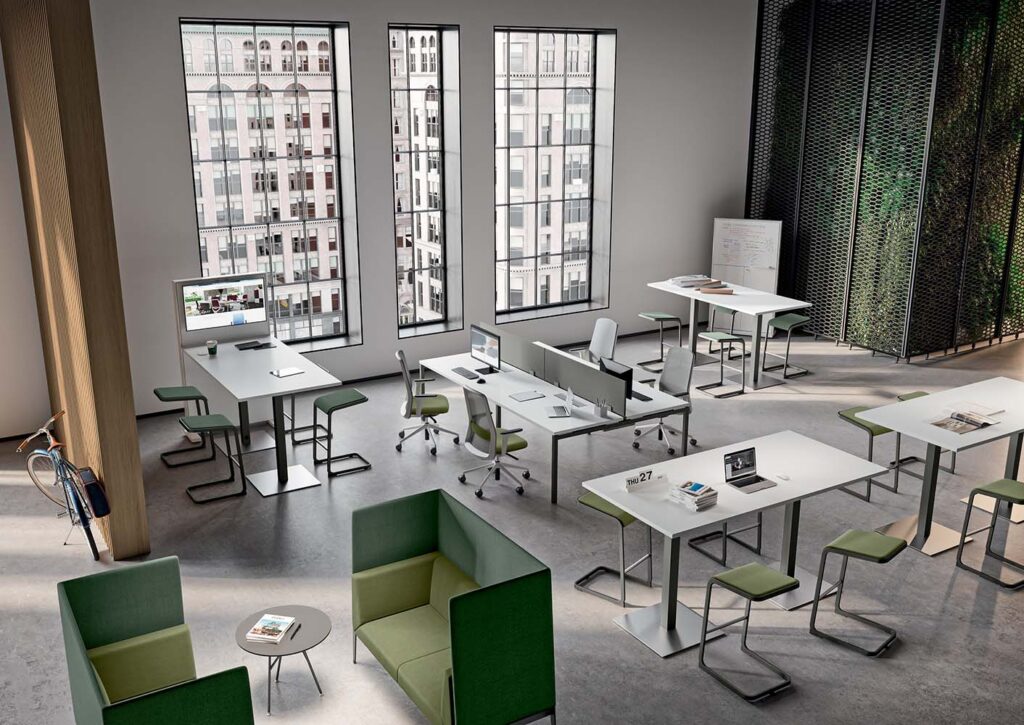 Open-space postavitev pisarniškega pohištva v Sloveniji z delovnimi mesti in shranjevanjem